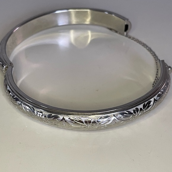 Floral Print Silver Tone Metal Bangle Clasp Bracelet - Picture 8 of 12